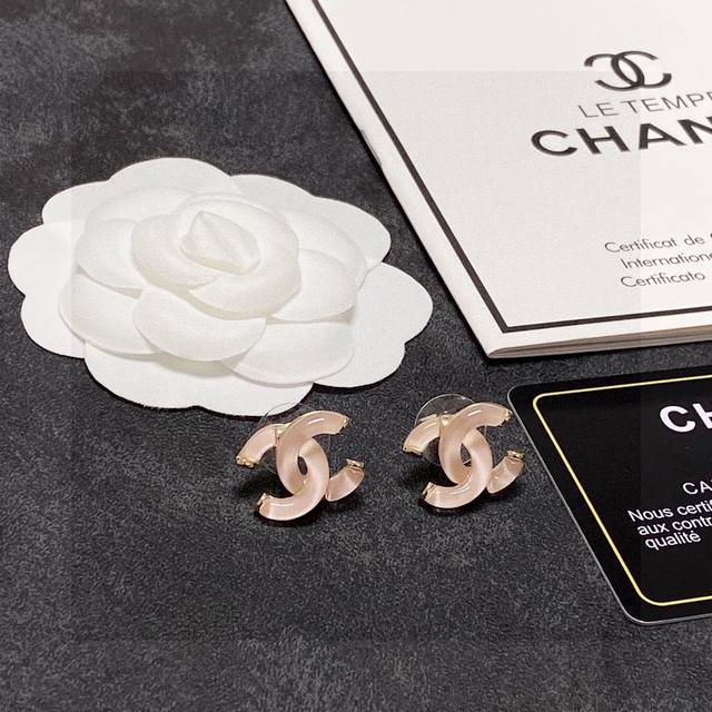 Chanel香奈儿耳钉浅粉色晶莹剔透小香家的款式真心无需多介绍每一款都超好看 精致大方 非常显气质.